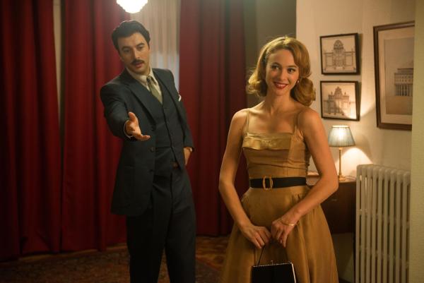 Bild 1 von 7: Mateo Ruiz (Javier Rey, l.); Clara Montesinos (Marta Hazas, r.)