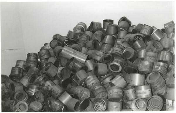 Bild 1 von 3: Leere Zyklon-B-Dosen im Museum Auschwitz.