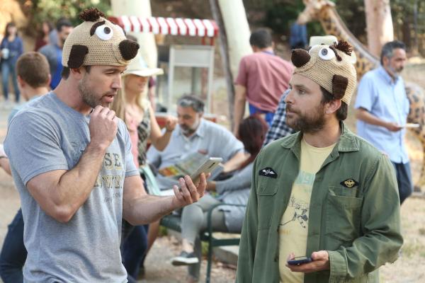 Bild 1 von 8: Mac (Rob McElhenney, l.); Charlie Kelly (Charlie Day, r.)