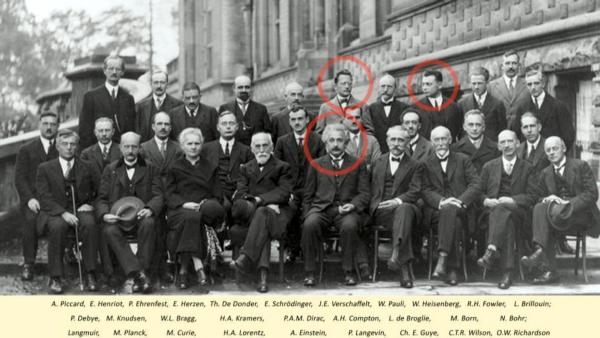 Bild 1 von 8: Im Bild: Albert Einstein (1.Reihe).