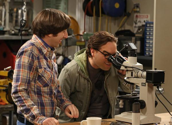 Bild 1 von 10: Planen einen ganz besonderen Valentinstag für ihre Frauen: Leonard (Johnny Galecki, r.) und Howard (Simon Helberg, l.) ...