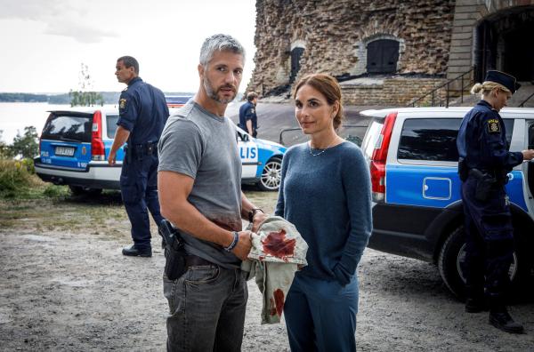 Bild 1 von 5: Nach ihrem Einsatz beobachten Nora (Alexandra Rapaport) und Alexander (Nicolai Cleve Broch), wie der Rettungswagen losfährt.