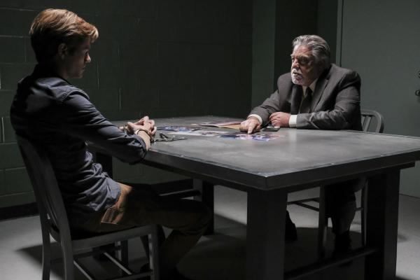 Bild 1 von 11: Im Verhör möchte Detective Greer (Bruce McGill, r.) seinen Verdacht, MacGyver (Lucas Till, l.) sei aufgrund seiner Vergangenheit gepaart mit seiner Militärausbildung aggressiv und gefährlich, bestätigt sehen ...
