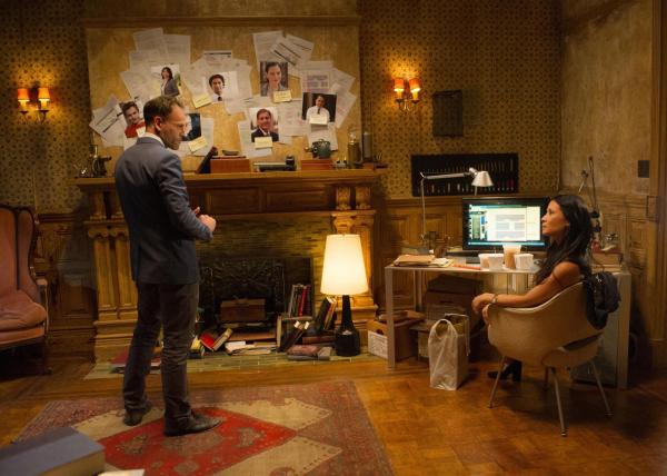 Bild 1 von 12: Bei den Ermittlungen nach einem Massenmörder, der seine Opfer offenbar mit Schlangengift ermordet, müssen Holmes (Jonny Lee Miller, l.) und Watson (Lucy Liu, r.) sich auf das Schlimmste gefasst machen ...