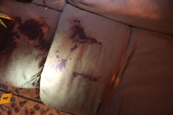 Bild 1 von 4: Geben die Blutspuren der Polizei wichtige Hinweise auf den Täter? Obwohl sich Charles Walker nach dem Messerangriff vor seinem Haus noch auf die Couch retten konnte, verstirbt er kurze Zeit später an seinen schweren Verletzungen. Doch von seinem Angreifer fehlt jede Spur ...