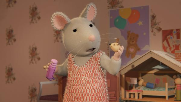 Bild 1 von 2: Julia hat Ellas Lieblingspuppe aus Versehen den Kopf abgerissen. Jetzt kann nur noch Sam helfen.