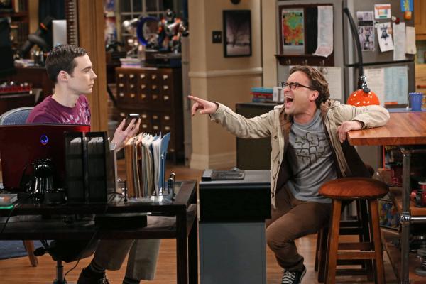 Bild 1 von 12: Durch ein Online-Spiel steht Sheldon (Jim Parsons, l.) mit Stephen Hawking in Kontakt. Doch die Beziehung steht unter keinem guten Stern, was Leonard (Johnny Galecki, r.) sehr lustig findet ...