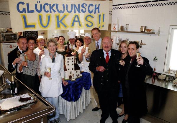 Bild 1 von 2: Im Bild (v.li.): Karl Menrad (Albert Novak), Johanna Holoch (Agnes), Lotte Ledl (Anna Kofler), Julia Cencig (Lisa), Christian Pogats (Sebastian), Albert Fortell (Felix Hofstätter), Hans Kraemmer (Josef Schimek), Susanna Knechtl (Iris), Andreas Ban (Lukas).