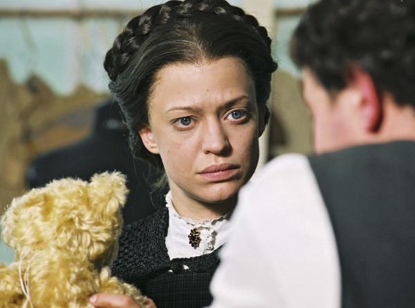 Bild 1 von 2: Für Kinder ist das Beste gerade gut genug, ist Margaretes (Heike Makatsch) Devise. Deshalb wird der neue Bär aus Mohair hergestellt, selbst wenn Fritz (Felix Eitner) das extraweiche Material arg teuer findet.