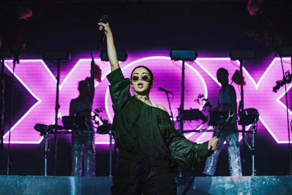 Bild 1 von 5: Charli xcx wird 1992 in Cambridge, Großbritannien als Kind eines schottischen Vaters und einer indischen Mutter geboren.
