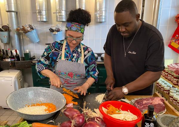 Bild 1 von 5: Graciela und Nelson bei den Vorbereitungen für die Bolognese.