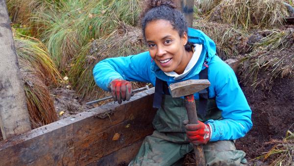 Bild 1 von 5: Pia baut eine Sperre, damit das Wasser nicht aus dem Moor ablaufen kann.