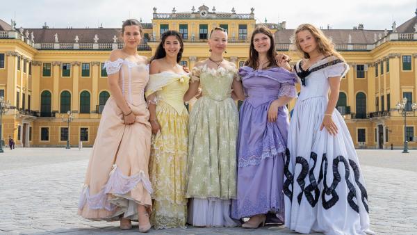 Bild 1 von 1: Kaiserin Sissi mal Fünf! Die Mädchen fühlen sich in ihren Outfits vor dem Schloss Schönbrunn so richtig wie Prinzessinnen.