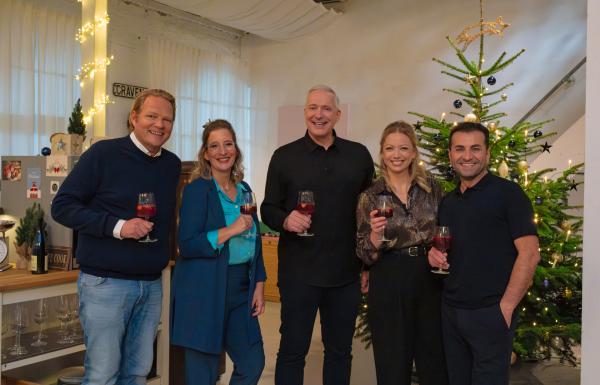 Bild 1 von 3: Von links: Björn Freitag, Yvonne Willicks, Alexander Herrmann, Zora Klipp und Ali GüngörmüÅ? freuen sich auf den festlichen Abend. Alle haben weihnachtliche Tapas-Rezepte mitgebacht. Los geht es mit einem Weihnachts-Sangria.
