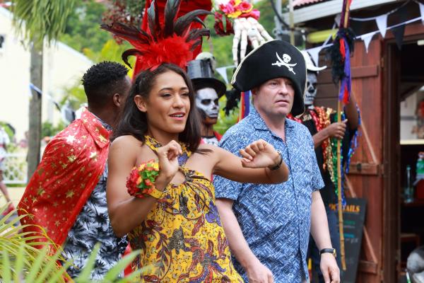 Bild 1 von 3: Florence Cassell (Joséphine Jobert) und DI Jack Mooney (Ardal O'Hanlon) feiern ausgelassen bei einer Tanzparade. Dabei ahnen sie noch nicht, dass sie gleich zu einem Einsatz gerufen werden.