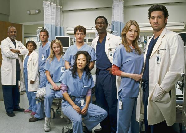 Bild 1 von 44: (1. Staffel) - Die Belegschaft des Seattle Grace Hospitals muss täglich mit neuen Überraschungen rechnen: (V.l.n.r.) Dr. Richard Webber (James Pickens, Jr.), Dr. Miranda Bailey (Chandra Wilson), Dr. Alex Karev (Justin Chambers), Dr. Isobel 'Izzie' Stevens (Katherine Heigl), Dr. George O'Malley (T.R. Knight), Dr. Cristina Yang (Sandra Oh), Dr. Preston Burke (Isaiah Washington), Dr. Meredith Grey (Ellen Pompeo) und Dr. Derek Shepherd (Patrick Dempsey) ...