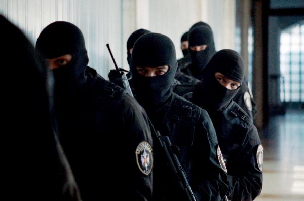 Bild 1 von 5: Eine Spezialeinheit der Polizei hält sich bereit, als Vertreter der \