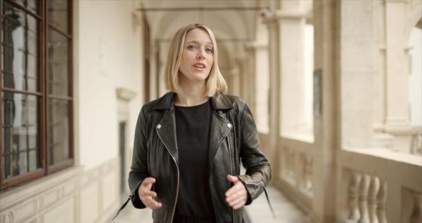 Bild 1 von 5: Der Samen für manchen Familienreichtum wurde schon früh gesetzt. Anna Neumann, eine prominente steirische Protestantin, legte mit ihrem Wohlstand die Basis für die Karriere des Hauses Schwarzenberg. Sie war eine typische Vertreterin des Frühkapitalismus, der im 16. Jahrhundert auch in Österreich Einzug hielt. Folge sechs erzählt über die Anfänge anhand einiger reicher heimischer Familien, die das erste Mal das Zusammenspiel von Produktion, Markt und Preis entdeckten, in den Geldverleih einstiegen und sich globale Märkte für ihre Produkte eroberten. Im frühen 16. Jahrhundert traf der Frühkapitalismus auf ein anderes bedeutendes historisches Phänomen, die Reformation. Welche Zusammenhänge gab es zwischen diesen beiden Bewegungen? Im Bild: Mariella Gittler im Grazer Landhaus.