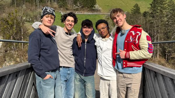 Bild 1 von 1: Noch sind die fünf entspannt. Doch gleich soll es für Cay, Lorian, Nick, Azad und Luke beim Bungee Sprung 94 Meter in die Tiefe gehen.