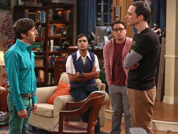 Bild 1 von 29: Als Sheldon (Jim Parsons, r.) dazu gezwungen wird, eine Klasse zu unterrichten, überrascht Howard (Simon Helberg, l.) seine Freunde Leonard (Johnny Galecki, 2.v.r) und Raj (Kunal Nayyar, 2.v.l.) damit, dass er als einziger den Kurs belegt. Probleme sind vorprogrammiert ...
