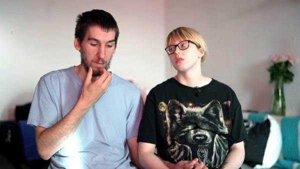 Bild 1 von 2: Zum Glück lassen Sohn Maik und Schwiegertochter Jasmin Bärbel in dieser schwierigen Zeit nicht allein.