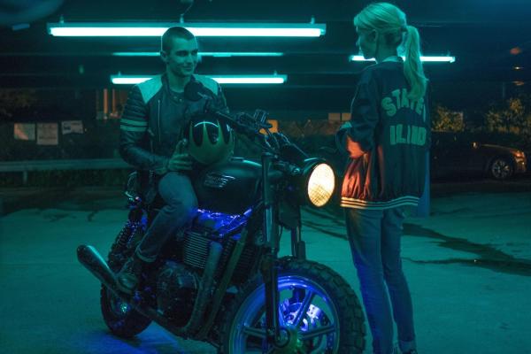 Bild 1 von 11: Die Watcher bringen die beiden Nerve-Spieler Ian (Dave Franco, l.) und Vee (Emma Roberts, r.) zusammen und stellen die beiden vor einige Herausforderungen ...