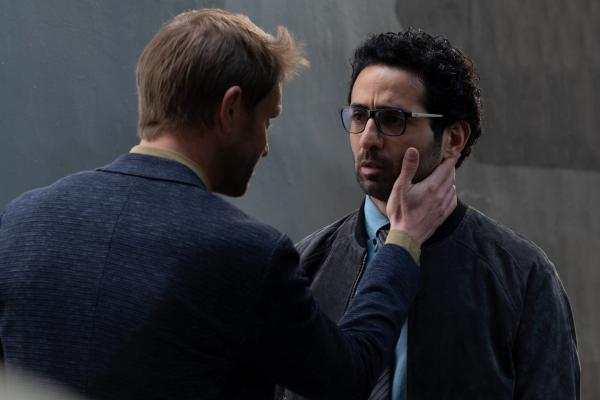 Bild 1 von 5: Jeff (Luc Schiltz, l.) versucht, Nassim Khaoulani (Roda Fawaz, r.) zu beruhigen. Dieser macht sich Sorgen um sein äußeres Erscheinungsbild.