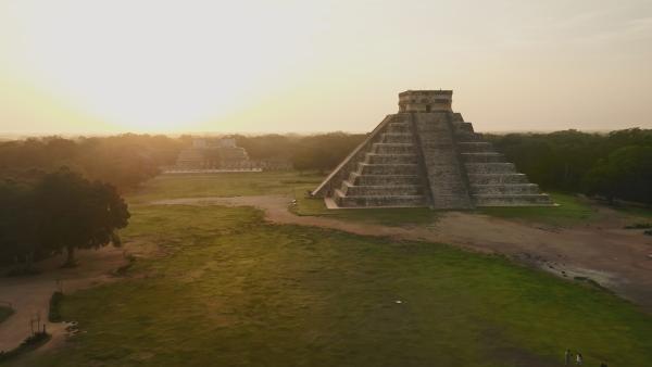 Bild 1 von 3: Antike Monumente mit beeindruckender Architektur: die Maya-Metropole Chichén Itzá in Mexiko fasziniert bis heute.