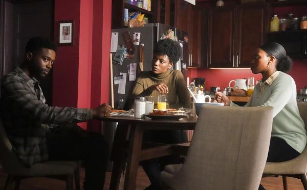 Bild 1 von 4: (v.l.n.r.) Bryan Wallace (Darius Jordan Lee); Special Agent Tiffany Wallace (Katherine Renee Kane); Erika Wallace (Adrienne Walker)