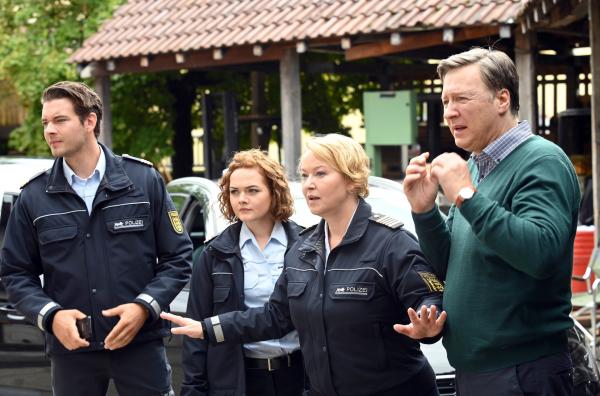 Bild 1 von 1: Jakob Frings (Max König, links), Julia Demmler (Wendy Güntensperger, 2. von links), Nele Fehrenbach (Floriane Daniel, 2. von rechts) und Bernhard Pfeil (Martin Armknecht, rechts) beobachten, wie die Tür der Mietwerkstatt aufgeschossen wird.