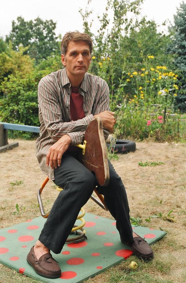 Bild 1 von 8: Stefan Herrlich (Walter Sittler) stellt sein Organisationstalent unter Beweis: Er gründet einen Privat-Kindergarten.