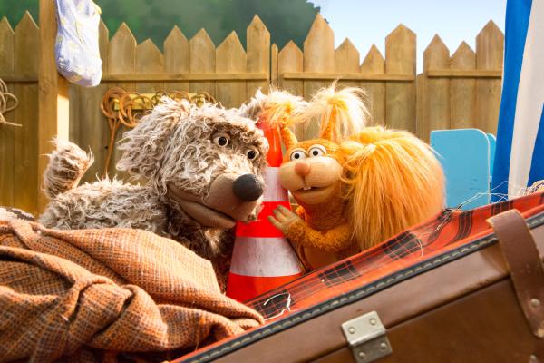 Bild 1 von 6: Buffo (Ulli Voland) und Ella (Anna Menzel) horchen angestrengt: Können sie über das Hütchen Rudi und Lotti hören, die unten im Tunnel umherirren?
