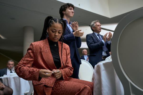 Bild 1 von 5: Lola (J-Leeta Tijmes, 2.v.l.) besucht mit Art (Roman Derwig, M.) den Jahresempfang von Rombauts Pharmaceuticals. Während der Veranstaltung geht es ihr immer schlechter.
