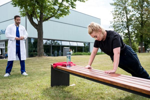 Bild 1 von 7: Matteo Moreau (Mike Adler, l.); Lara Thiele (Bineta Hansen, r.)