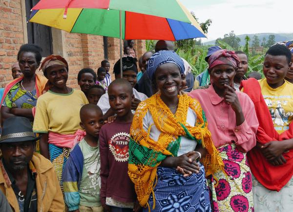 Bild 1 von 4: Bewohnerinnen und Bewohner eines Bauerndorfs in Ruanda.