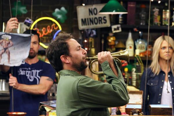 Bild 1 von 8: (v.l.n.r.) Mac (Rob McElhenney); Charlie Kelly (Charlie Day); Dee Reynolds (Kaitlin Olson)