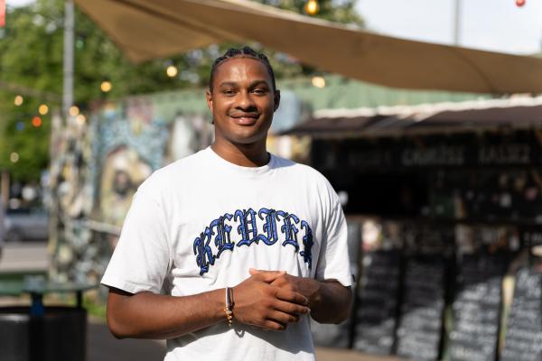 Bild 1 von 11: Noah hat gelernt, offen über seine Bedürfnisse in einer Beziehung zu sprechen.