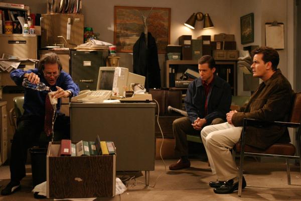 Bild 1 von 23: Charlie (Charlie Sheen, r.) und Alan (Jon Cryer, M.) sind von Stan (Richard Lewis, l.) geschockt ...