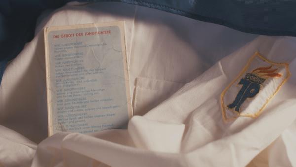 Bild 1 von 4: Die zehn Gebote der Jungpioniere waren auf der Rückseite der Mitgliedskarte vermerkt.