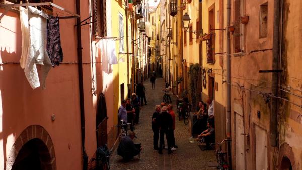 Bild 1 von 4: Das Dorf Bosa mit seinen pastellfarbenen Häusern gilt als eines der schönsten in Italien.