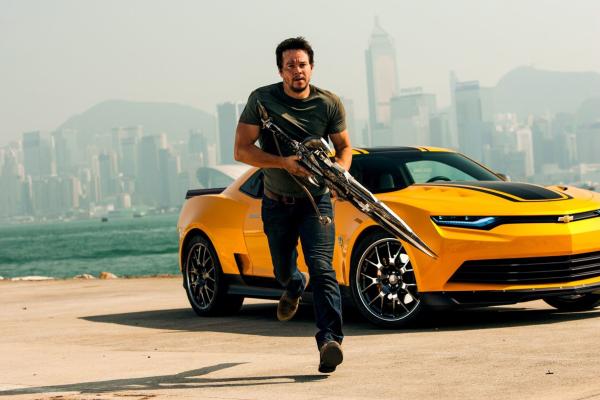 Bild 1 von 3: Mark Wahlberg plays Cade Yeager in TRANSFORMERS: AGE OF EXTINCTION, from Paramount Pictures.
