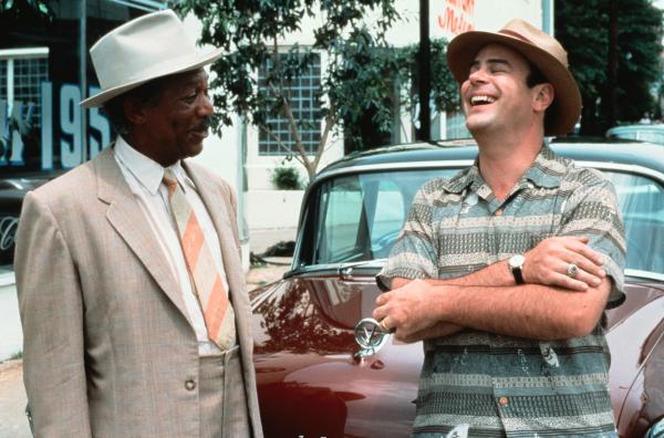 Bild 1 von 6: Daisys Sohn Boolie (Dan Aykroyd, re.) entscheidet, dass die ältere Dame nicht mehr selbst Auto fahren soll, und engagiert den ebenso betagten Hoke (Morgan Freeman, li.) als Chauffeur.