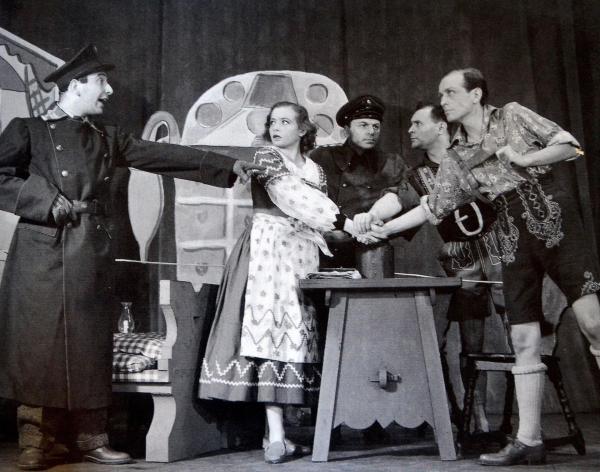 Bild 1 von 3: Im Bild: Szenenfotos aus der Kleinkunstbühne \