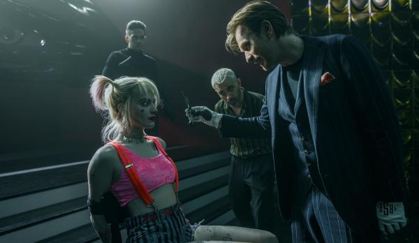 Bild 1 von 11: (v.l.n.r.) Harley Quinn (Margot Robbie); Victor Zsasz (Chris Messina); Black Mask (Ewan McGregor)