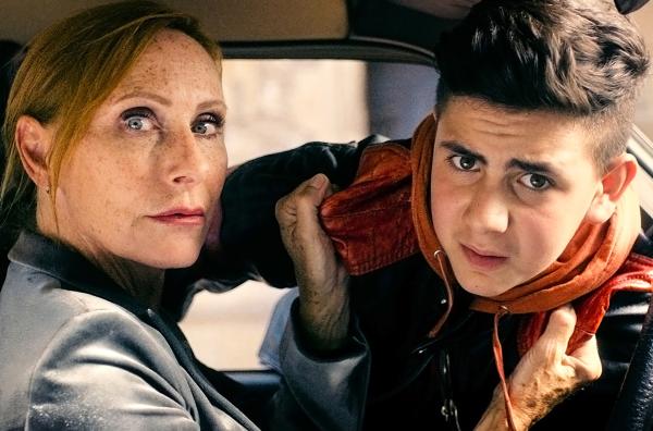 Bild 1 von 7: Der 13-jährige Zoro ist voller Energie und Einfallsreichtum, wenn es darum geht, Geld zu beschaffen. Als der Junge erfährt, dass der kirchliche Knabenchor unter Leitung der strengen Frau Lehmann zu einem Gesangswettbewerb nach Ungarn fährt, steht Zoros Entschluss fest: Er wird singen lernen und mitreisen! - Ausgerechnet Zoro (Mert Dincer) will bei ihr im Chor singen? An diese Integration glaubt Frau Lehmann (Andrea Sawatzki) definitiv nicht.