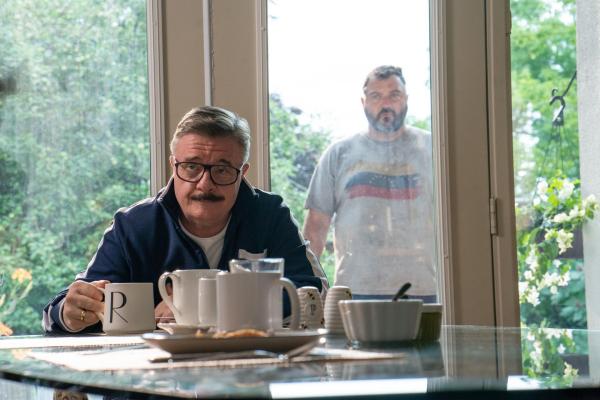 Bild 1 von 3: Roger (Nathan Lane, l.); Jeeves (Denis Ménochet, r.)