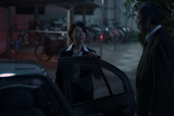 Bild 1 von 8: Shoko Nagata (Miki Maya, l.); Hiroto Katagiri (Ken Watanabe, r.)