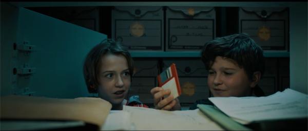 Bild 1 von 3: Ella (Cécile Enthoven) und Sammy (Arthur Hermans) finden die Floppy-Disk.