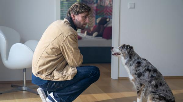 Bild 1 von 18: Eric (Ulrich Brandhoff) setzt Käthe als Suchhund ein.