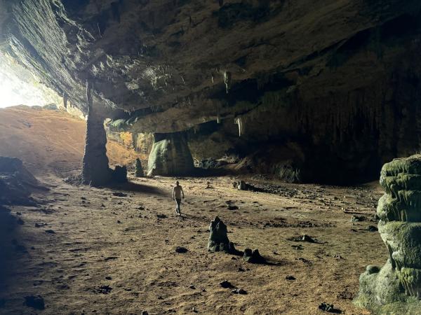 Bild 1 von 15: Al-Hoq ist die größte Höhle auf Sokotra. Das Höhlensystem ist mehr als drei Kilometer lang und scheint in der Geschichte der Insel eine wichtige Rolle gespielt zu haben. Im Bild: Daniel Gerlach